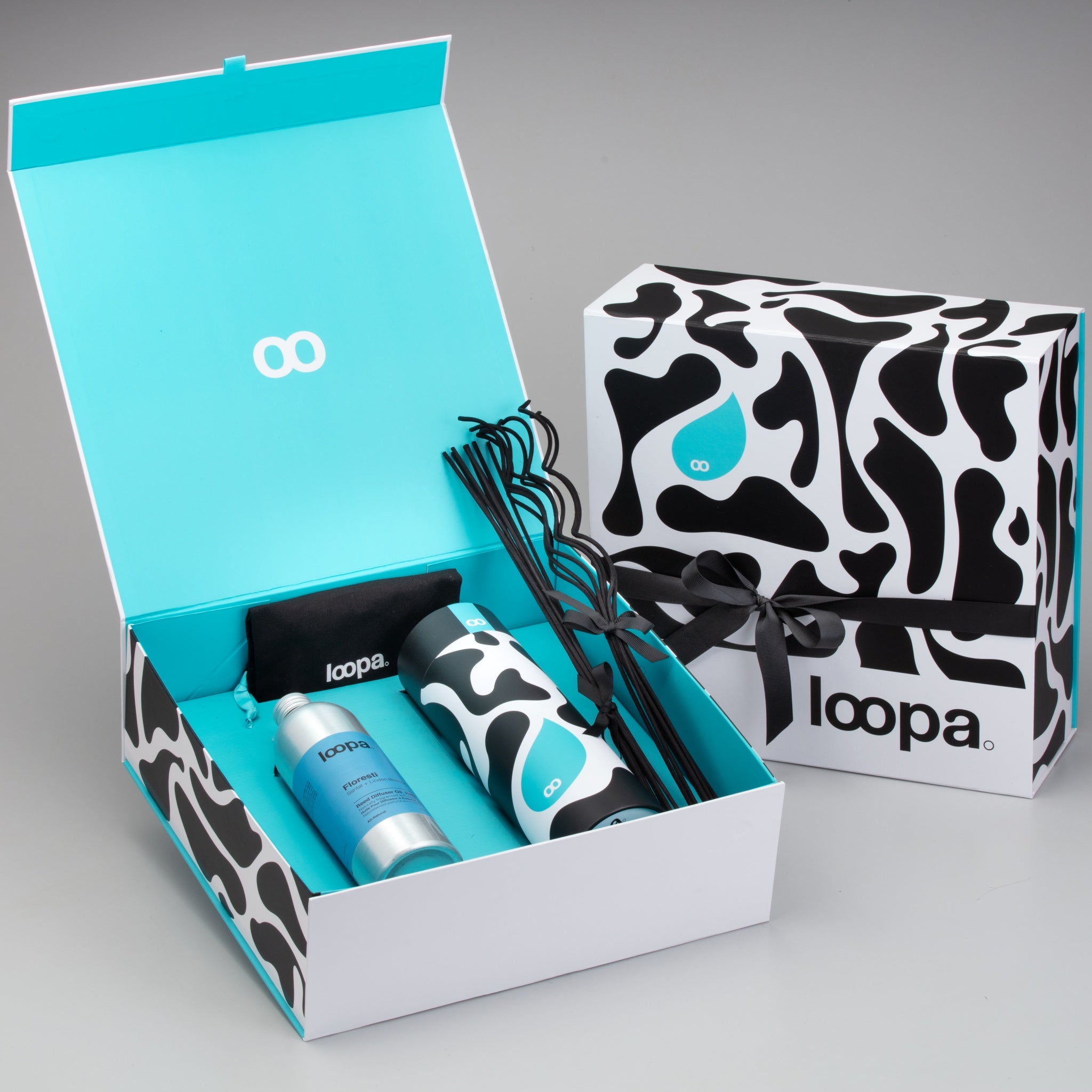 Luxury diffuser gift box opened to reveal patterned bottle, long black reeds, blue natural refill oil and branded accessories in a premium presentation box. Ideal gifting set for home fragrance lovers and stylish modern interiors.