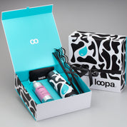 Elegant diffuser gift set displayed in an open designer box with patterned bottle, premium black reeds and pink fragrance refill, finished in bold modern packaging. A thoughtful home scent present for birthdays, housewarmings or festive gifting.